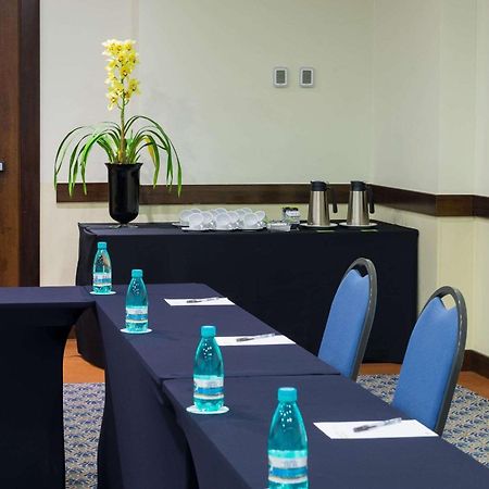 Radisson Hotel Curitiba Buitenkant foto Meeting room