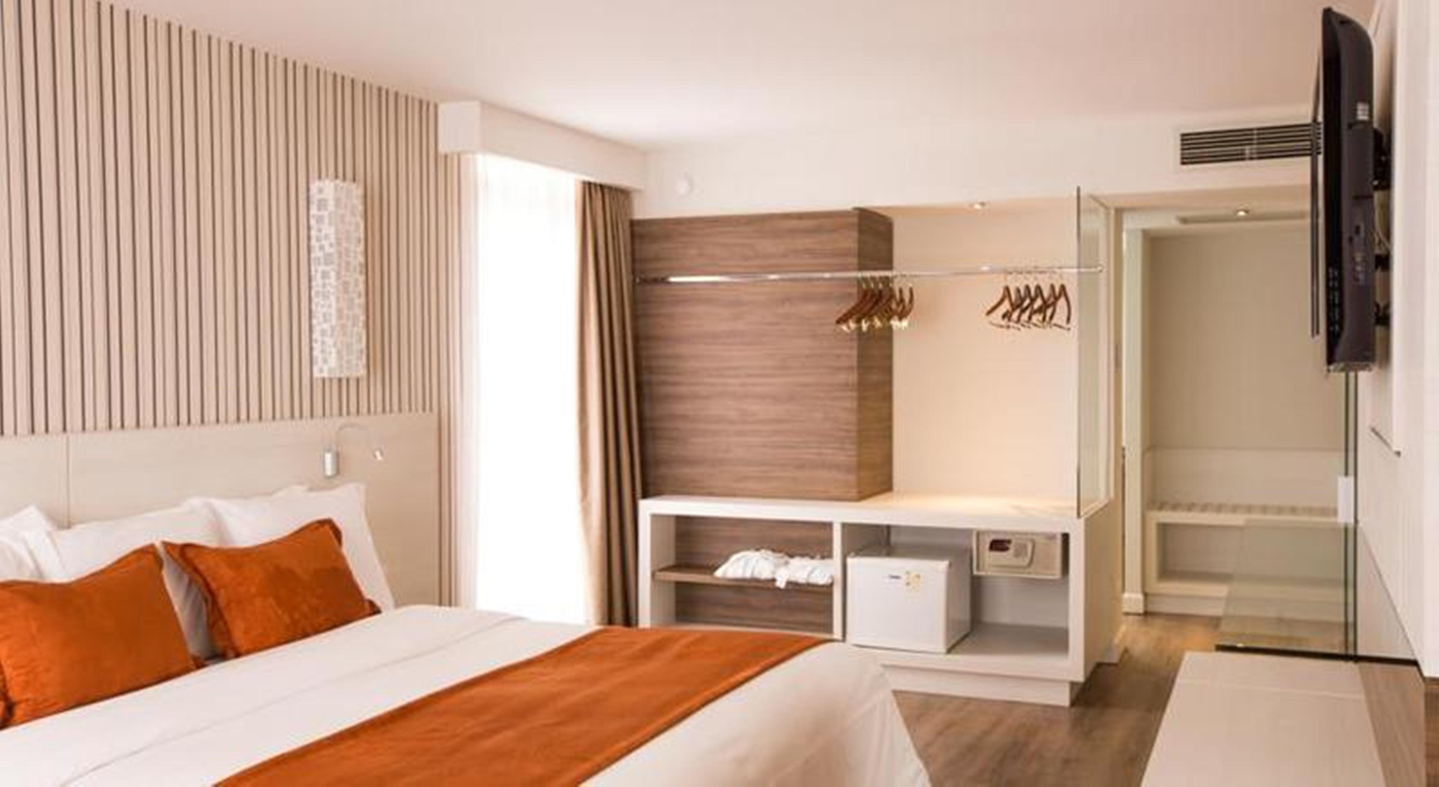 Radisson Hotel Curitiba Buitenkant foto A room at the hotel