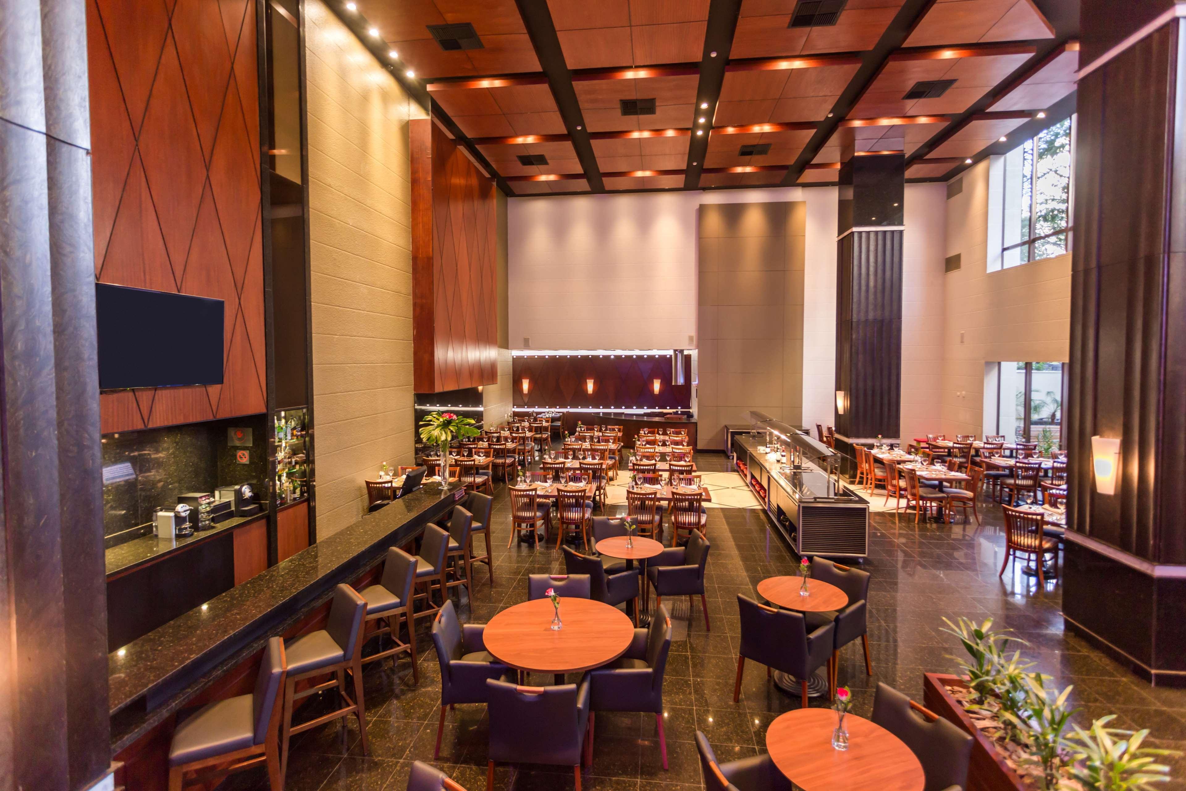 Radisson Hotel Curitiba Buitenkant foto The interior of the restaurant