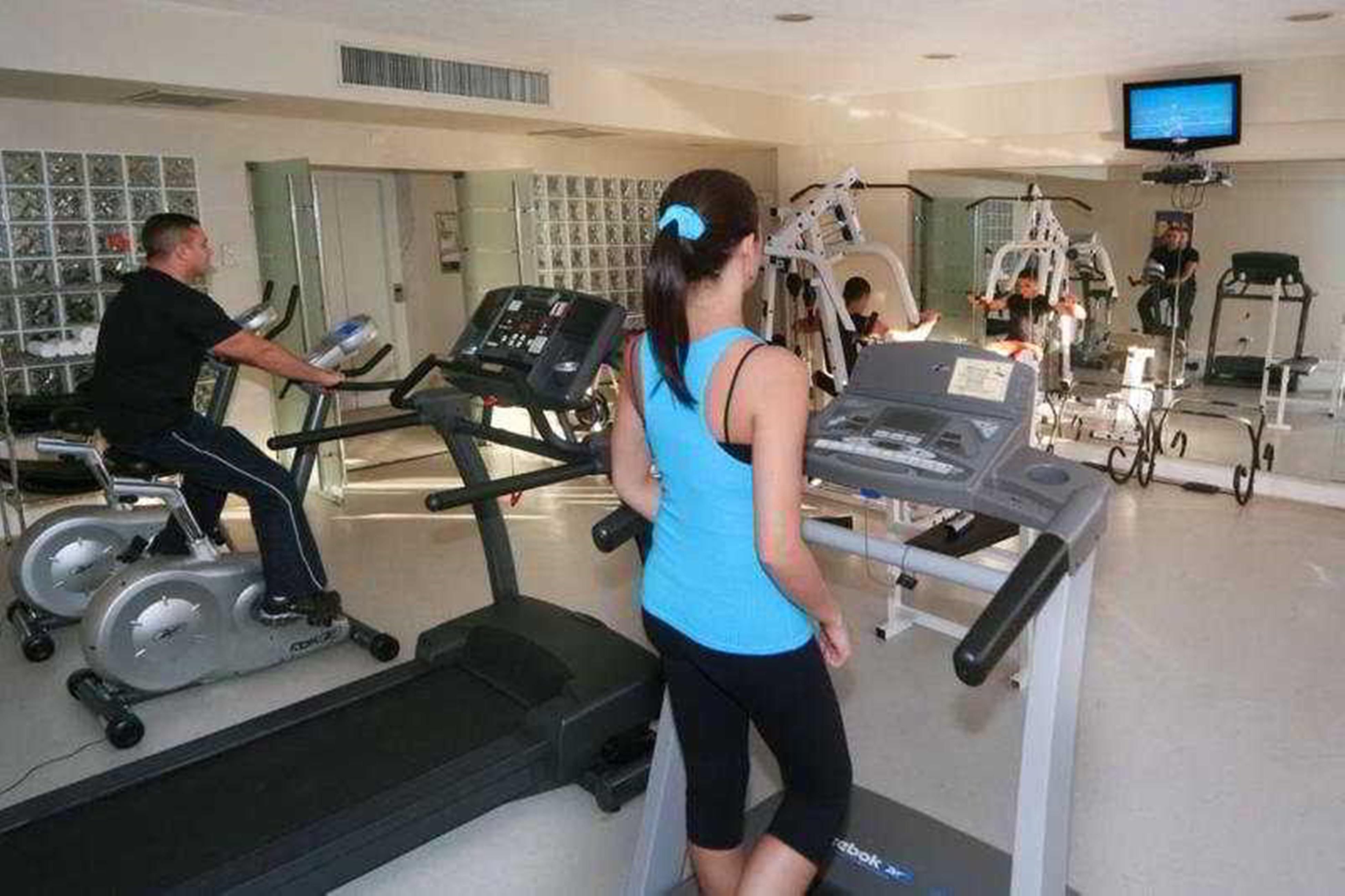 Radisson Hotel Curitiba Buitenkant foto A woman exercising on a treadmill