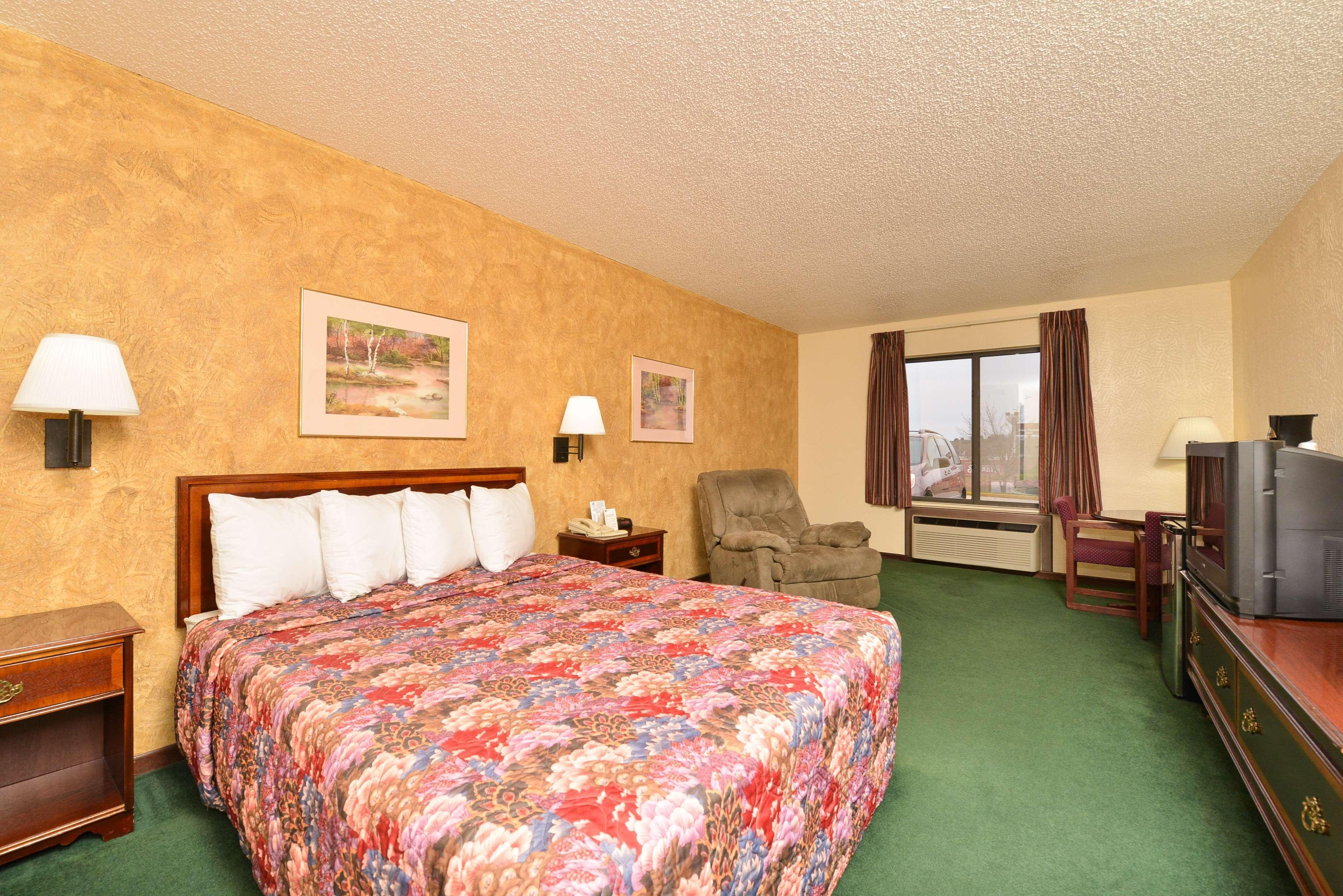 Radisson Hotel Curitiba Buitenkant foto A typical Super 8 room