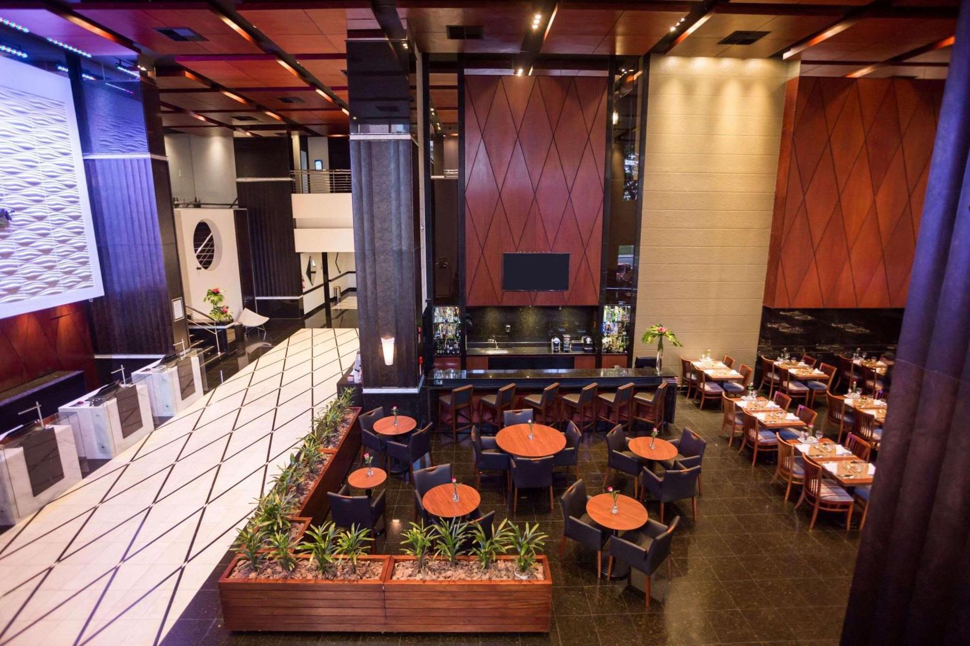 Radisson Hotel Curitiba Buitenkant foto Interior of the restaurant