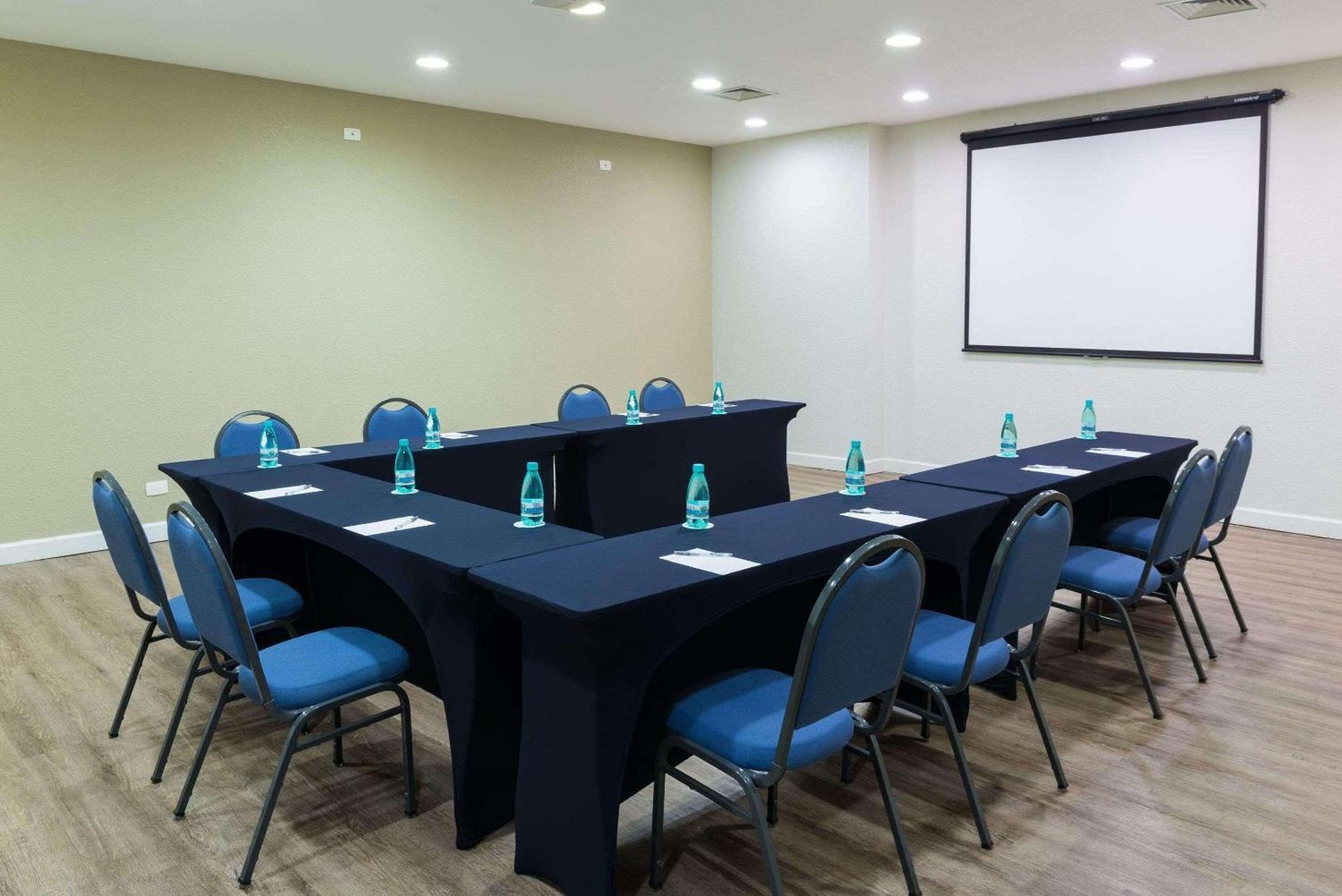 Radisson Hotel Curitiba Buitenkant foto Meeting room