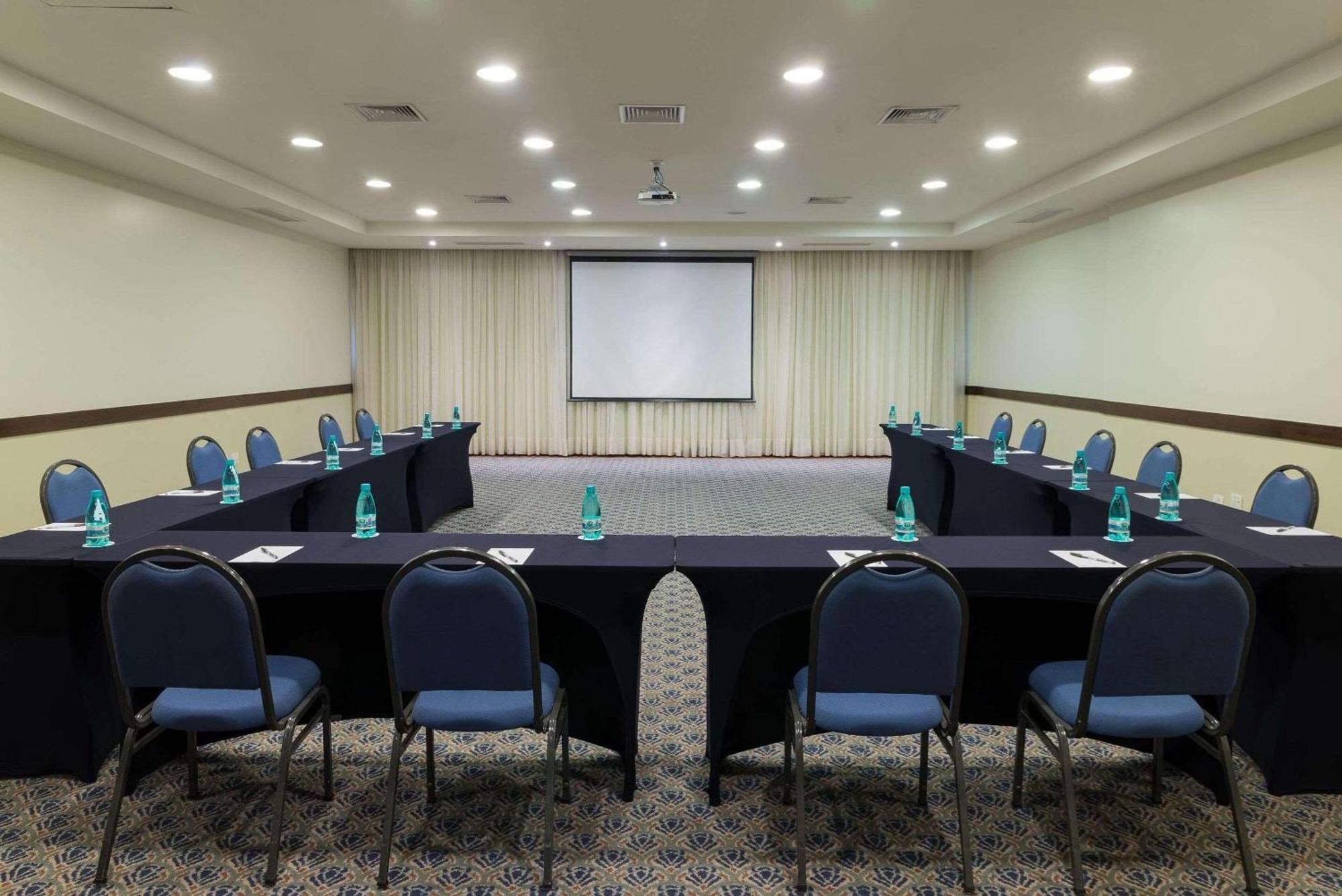 Radisson Hotel Curitiba Buitenkant foto Meeting room