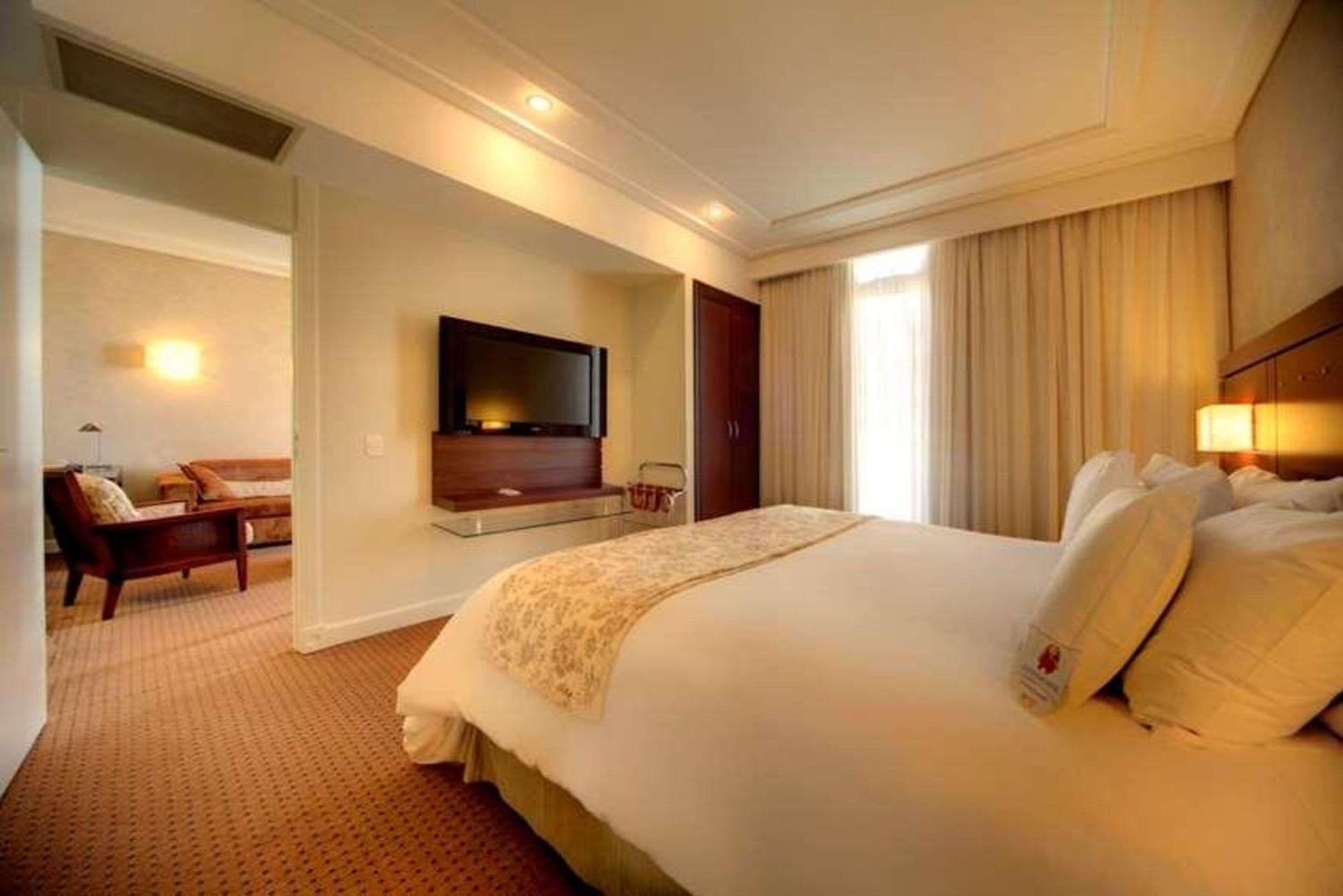 Radisson Hotel Curitiba Buitenkant foto A bedroom at the hotel